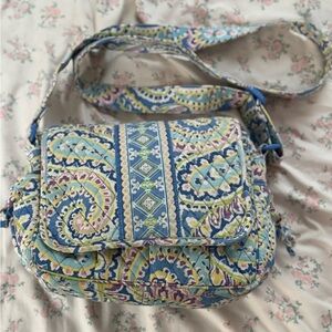 ✨like new✨ Vera Bradley Crossbody Purse Blue Floral 9"X11"x4.5"